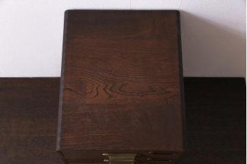 アンティーク家具　昭和中期　ネームプレート付き　懐かしさ漂うナラ材製の小引き出し(小物収納、卓上収納)