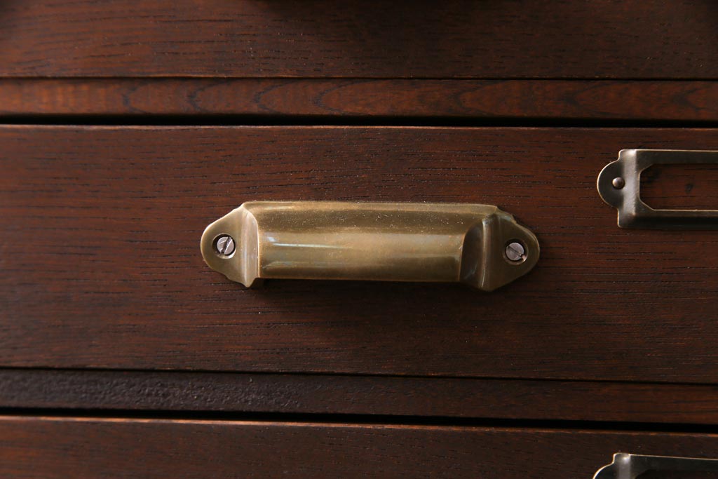 アンティーク家具　昭和中期　ネームプレート付き　懐かしさ漂うナラ材製の小引き出し(小物収納、卓上収納)