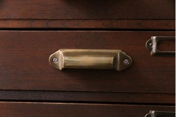 アンティーク家具　昭和中期　ネームプレート付き　懐かしさ漂うナラ材製の小引き出し(小物収納、卓上収納)