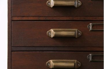 アンティーク家具　昭和中期　ネームプレート付き　懐かしさ漂うナラ材製の小引き出し(小物収納、卓上収納)