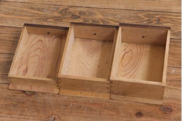 レトロ家具　昭和初期　古い木の質感が味わい深いレトロな小引き出し(小物収納、卓上収納)