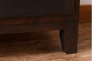 アンティーク家具　リメイク品　前面松材　古材の風合いが味わい深いパタパタ扉の脚付きキャビネット(戸棚、下駄箱、収納棚)