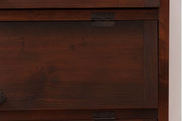 アンティーク家具　リメイク品　前面松材　古材の風合いが味わい深いパタパタ扉のキャビネット(戸棚、下駄箱、収納棚)(2)
