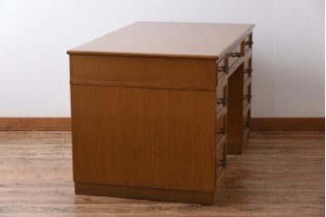 ビンテージ　神戸洋家具　組み立て式　凝った取っ手がシックな印象を与えるナラ材のワークデスク(両袖机、在宅ワーク、在宅用)