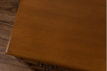 ビンテージ　神戸洋家具　組み立て式　凝った取っ手がシックな印象を与えるナラ材のワークデスク(両袖机、在宅ワーク、在宅用)
