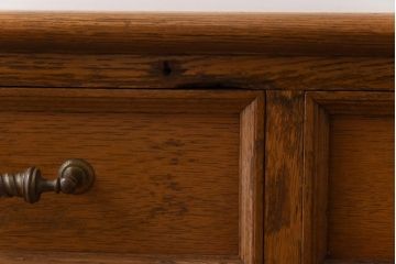 ビンテージ　神戸洋家具　組み立て式　凝った取っ手がシックな印象を与えるナラ材のワークデスク(両袖机、在宅ワーク、在宅用)