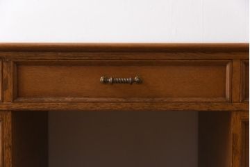ビンテージ　神戸洋家具　組み立て式　凝った取っ手がシックな印象を与えるナラ材のワークデスク(両袖机、在宅ワーク、在宅用)