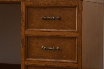 ビンテージ　神戸洋家具　組み立て式　凝った取っ手がシックな印象を与えるナラ材のワークデスク(両袖机、在宅ワーク、在宅用)