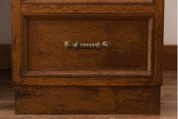 ビンテージ　神戸洋家具　組み立て式　凝った取っ手がシックな印象を与えるナラ材のワークデスク(両袖机、在宅ワーク、在宅用)
