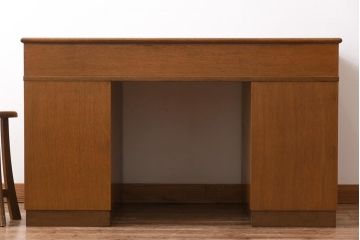 ビンテージ　神戸洋家具　組み立て式　凝った取っ手がシックな印象を与えるナラ材のワークデスク(両袖机、在宅ワーク、在宅用)