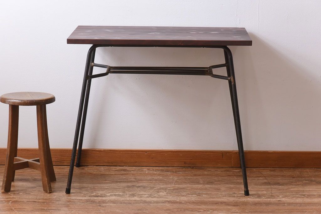 アンティーク家具　昭和中期　天板ヒノキ材　錆のついた風合いがお洒落な鉄脚テーブル(コーヒーテーブル、サイドテーブル、作業台)