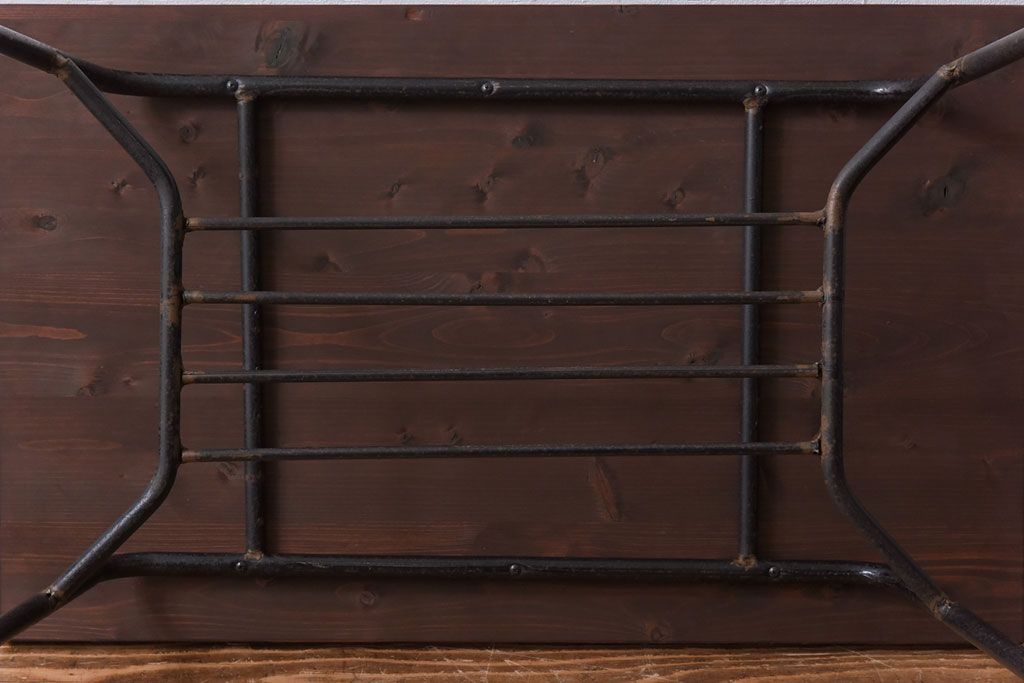 アンティーク家具　昭和中期　天板ヒノキ材　錆のついた風合いがお洒落な鉄脚テーブル(コーヒーテーブル、サイドテーブル、作業台)