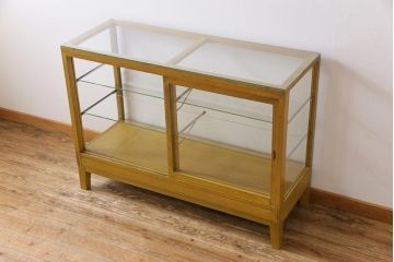 レトロ家具　昭和中期　ナラ材　レトロであたたかみのある雰囲気のガラスケース(陳列棚、飾り棚)
