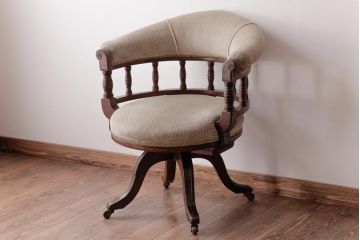 アンティーク家具　イギリスアンティーク　マホガニー材　重厚感と貫禄のあるキャスター付きチェア(アームチェア、椅子)