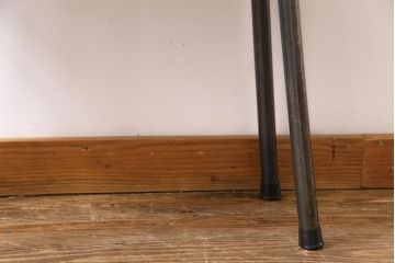 リメイク家具　ケヤキ古材　ちょっとしたスペースで使いやすい小振りな鉄脚ベンチ(板座チェア、椅子、花台、飾り台)