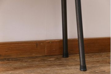 アンティーク雑貨　和製アンティーク　栃の木材一枚板　味のある古材をリメイクした鉄脚ベンチ(板座チェア、ディスプレイ台)