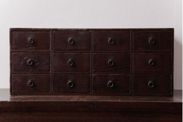 アンティーク家具　古民具・骨董　明治期　小振り　味わい深い風合いが魅力のアンティーク薬箪笥(小引き出し)