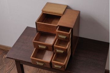アンティーク雑貨　昭和レトロ　蓋付き収納部が備わった味わいのある小引き出し(小物収納)