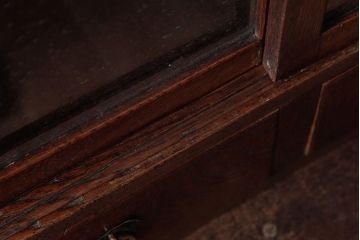 アンティーク家具　昭和初期　栓材　気泡ガラス　古い質感が味わい深い卓上サイズのガラス戸棚(収納棚)