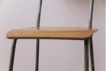 ヴィンテージ家具　イギリスビンテージ　ジャンク感が楽しめる使い込まれたスクールチェア(ワークチェア、板座チェア)