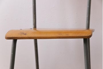 ヴィンテージ家具　イギリスビンテージ　メンズライクなアレンジにおすすめのスクールチェア(ワークチェア、板座チェア)