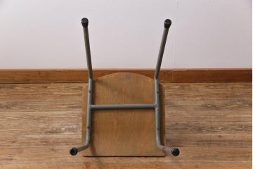 ヴィンテージ家具　イギリスビンテージ　メンズライクなアレンジにおすすめのスクールチェア(ワークチェア、板座チェア)