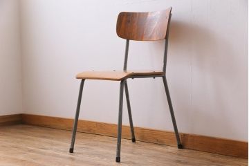 ヴィンテージ家具　イギリスビンテージ　メンズライクなアレンジにおすすめのスクールチェア(ワークチェア、板座チェア)(1)