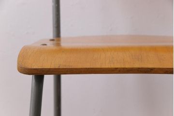 ヴィンテージ家具　イギリスビンテージ　メンズライクなアレンジにおすすめのスクールチェア(ワークチェア、板座チェア)(1)