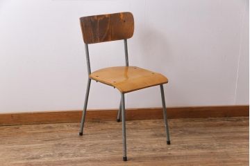 ヴィンテージ家具　イギリスビンテージ　メンズライクなアレンジにおすすめのスクールチェア(ワークチェア、板座チェア)(1)