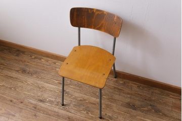 ヴィンテージ家具　イギリスビンテージ　メンズライクなアレンジにおすすめのスクールチェア(ワークチェア、板座チェア)(1)