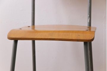 ヴィンテージ家具　イギリスビンテージ　メンズライクなアレンジにおすすめのスクールチェア(ワークチェア、板座チェア)(1)