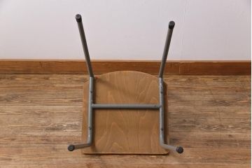 ヴィンテージ家具　イギリスビンテージ　メンズライクなアレンジにおすすめのスクールチェア(ワークチェア、板座チェア)(1)