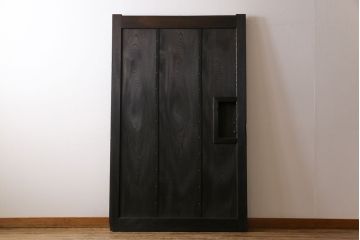 和製アンティーク　総ケヤキ材　無骨な雰囲気を漂わせるシンプルな蔵戸(引き戸、建具、玄関戸)