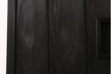 和製アンティーク　総ケヤキ材　無骨な雰囲気を漂わせるシンプルな蔵戸(引き戸、建具、玄関戸)