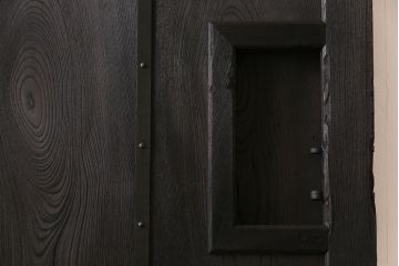 和製アンティーク　総ケヤキ材　無骨な雰囲気を漂わせるシンプルな蔵戸(引き戸、建具、玄関戸)