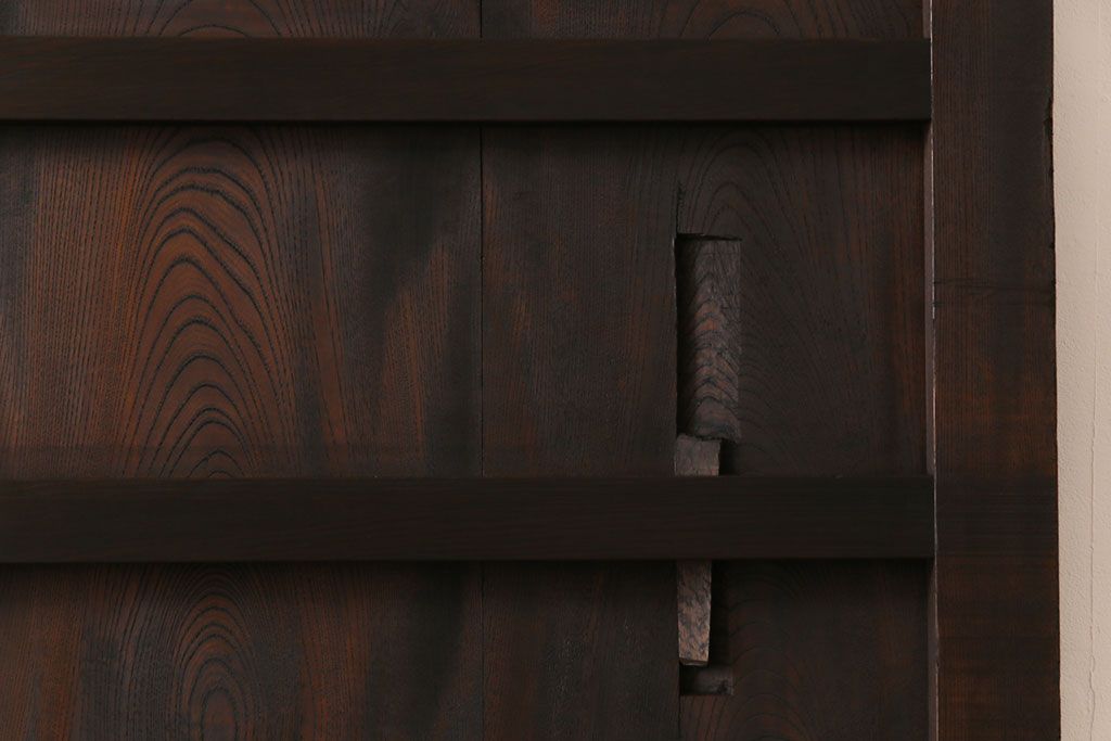 和製アンティーク　総ケヤキ材　無骨な雰囲気を漂わせるシンプルな蔵戸(引き戸、建具、玄関戸)
