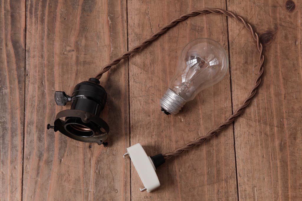 昭和期　花のモチーフが可愛らしいレトロなペンダントライト(天井照明、シェード)(1)