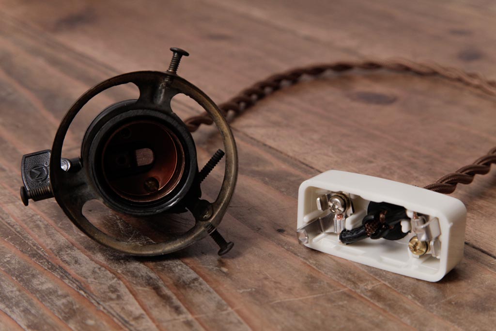 昭和期　花のモチーフが可愛らしいレトロなペンダントライト(天井照明、シェード)(1)