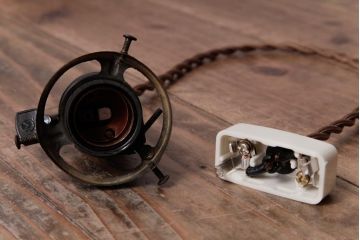 昭和期　花のモチーフが可愛らしいレトロなペンダントライト(天井照明、シェード)(1)