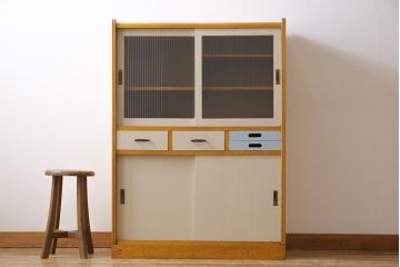 ペイント家具　モールガラス入り　レトロな雰囲気が可愛らしい食器棚(収納棚、キャビネット)