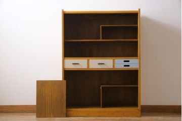 ペイント家具　モールガラス入り　レトロな雰囲気が可愛らしい食器棚(収納棚、キャビネット)