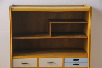 ペイント家具　モールガラス入り　レトロな雰囲気が可愛らしい食器棚(収納棚、キャビネット)