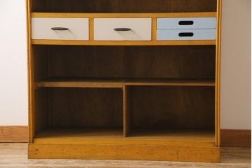 ペイント家具　モールガラス入り　レトロな雰囲気が可愛らしい食器棚(収納棚、キャビネット)