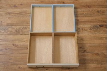 ペイント家具　モールガラス入り　レトロな雰囲気が可愛らしい食器棚(収納棚、キャビネット)