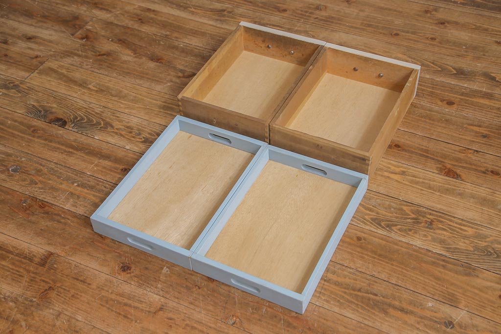 ペイント家具　モールガラス入り　レトロな雰囲気が可愛らしい食器棚(収納棚、キャビネット)