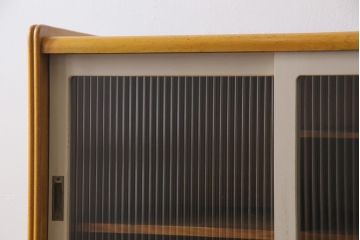 ペイント家具　モールガラス入り　レトロな雰囲気が可愛らしい食器棚(収納棚、キャビネット)