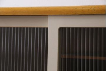 ペイント家具　モールガラス入り　レトロな雰囲気が可愛らしい食器棚(収納棚、キャビネット)