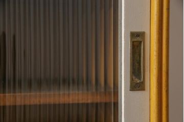 ペイント家具　モールガラス入り　レトロな雰囲気が可愛らしい食器棚(収納棚、キャビネット)