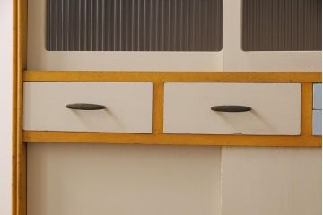 ペイント家具　モールガラス入り　レトロな雰囲気が可愛らしい食器棚(収納棚、キャビネット)