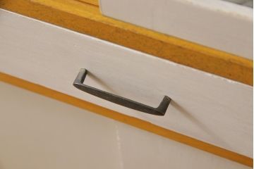 ペイント家具　モールガラス入り　レトロな雰囲気が可愛らしい食器棚(収納棚、キャビネット)